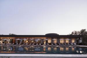 梅松吉The Olivar Suites的一个带游泳池和椅子的度假胜地和一座建筑