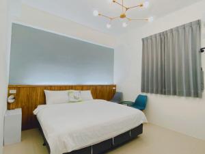 台东困家南岛馆的卧室配有白色的床和窗户。