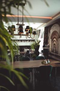 巴特瑙海姆Boutique Hotel K7的一间带桌椅和吊灯的用餐室