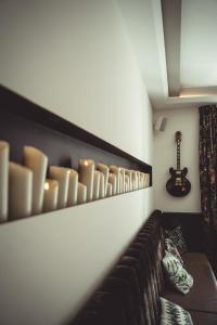 巴特瑙海姆Boutique Hotel K7的客厅配有沙发和墙上的吉他