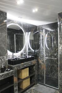 马德里Apartamento de diseño en Malasaña junto a Gran Vía的浴室设有2个水槽和镜子
