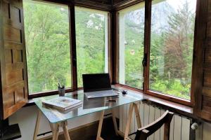 El Chalet de la Poza - Río, barbacoa, Wifi, zona de trabajo, vistas.的电视和/或娱乐中心