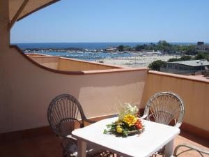 贾迪尼-纳克索斯Hotel La Rusticana的阳台上配有白色的桌椅