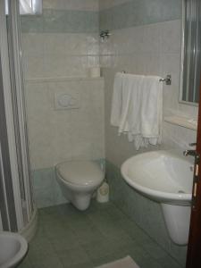 贾迪尼-纳克索斯Hotel La Rusticana的一间带卫生间和水槽的浴室