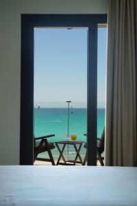 坎帕斯蒂利亚Hotel Eden Palma Playa Adults Only的海景客房 - 带桌子