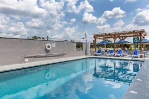 斯普林莱克Quality Inn & Suites Spring Lake - Fayetteville Near Fort Liberty的一个带椅子的游泳池和一个凉亭