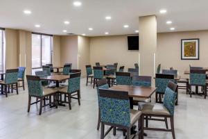 Quality Inn & Suites Spring Lake - Fayetteville Near Fort Liberty餐厅或其他用餐的地方