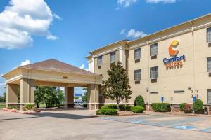 什里夫波特Comfort Suites Shreveport West I-20的建筑前方有标志的酒店