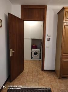 帕多瓦Appartamento Padova zona strategica的通往带洗衣机的厨房的开放式门