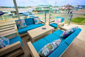 图尔恰三角洲4号酒店的甲板配有蓝色的沙发和带枕头的桌子