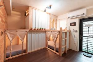 罗东镇灵感青年旅舍的客房设有双层床和窗户。