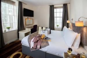 基尔代尔基尔代尔之家酒店 的酒店客房带一张大床,上面装有袋子
