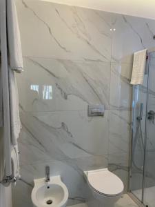 克罗托内B & B La casa di Bianca Luxury的一间带卫生间和玻璃淋浴间的浴室