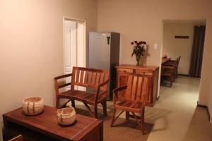 斯普林博克du Repos (Lovely & Relaxing 2-Bedroom Unit with Patio)的客厅配有桌椅和冰箱