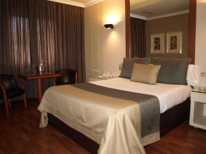 维戈机场汽车旅馆的一间位于酒店客房内的带大床的卧室