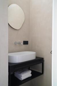 鹿特丹Hotel âme的浴室设有水槽和墙上的镜子