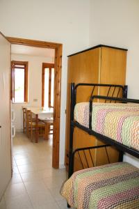 维耶斯泰Residence Villa Agrimare的带两张双层床的房间和用餐室