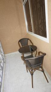 达累斯萨拉姆Jakicha Motel的两把椅子坐在墙上,窗户旁