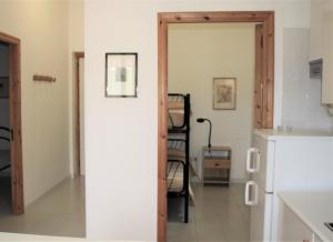 维耶斯泰Residence Villa Agrimare的厨房设有一扇门,可通往带冰箱的厨房