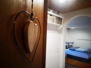 萨姆瑙恩Haus Crestas的卧室的房间里心形的门