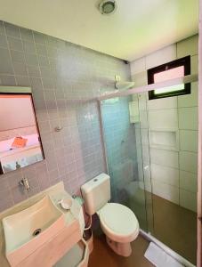 韦尔卡鲍Pousada Tarumim的浴室配有卫生间、盥洗盆和淋浴。