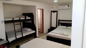 巴兰基亚hotel interamericano的一间客房内配有两张双层床的房间