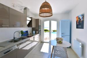 滨海卡瓦莱尔VILLA JUCANOS - Vue mer panoramique Golfe de St-Tropez的厨房配有水槽和桌子