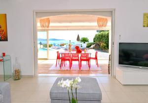 滨海卡瓦莱尔VILLA JUCANOS - Vue mer panoramique Golfe de St-Tropez的客厅配有桌子和大型滑动玻璃门