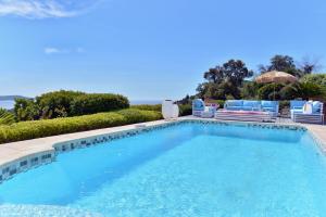 滨海卡瓦莱尔VILLA JUCANOS - Vue mer panoramique Golfe de St-Tropez的一个带椅子的大型游泳池