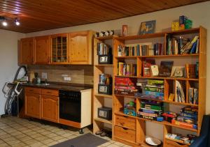博帕德贝德赛尔兹旅舍的设有带木制书架的厨房