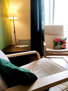 格丁尼亚Och!hostel的配有床、椅子和桌子的房间