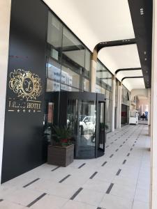 安曼Lilac Hotel - Amman的建筑的侧面有标志