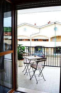皮内托甜蜜的梦住宿加早餐旅馆的阳台的天井配有桌椅