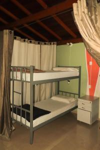 Hostel Morada do sol Paraty客房内的一张或多张双层床