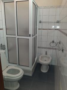 卡马拉-德洛布什Casa do Terço的白色的浴室设有卫生间和水槽。