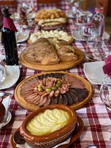 扎布利亚克帕夫洛维奇酒店的桌子上放着盘子的桌子