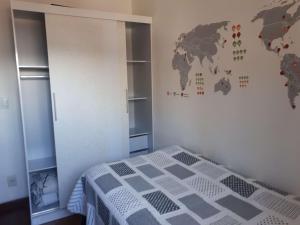 里约热内卢Hosts in Rio Homestay的墙上有一张世界地图的卧室
