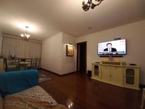 里约热内卢Hosts in Rio Homestay的客厅的墙上配有平面电视。