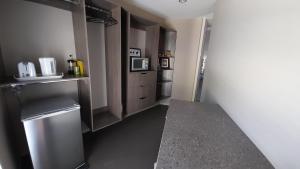 纳皮尔Hidden Gem in Oaklands的厨房配有不锈钢冰箱和橱柜