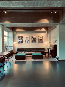 汉堡圣宝莉公寓式酒店的带沙发和钢琴的客厅
