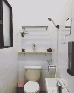 东河筑页冲浪背包客栈的白色的浴室设有卫生间和水槽。