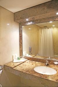 首尔首尔K酒店的一间带水槽和大镜子的浴室