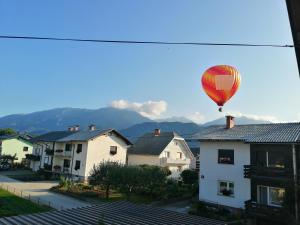 勒什Freya的热气球飞越一些房子