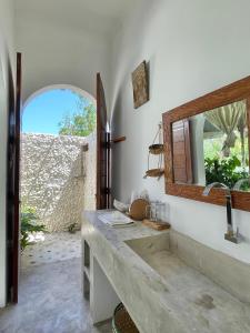 乌鲁瓦图La Kreyiol的一间带水槽和镜子的浴室