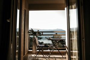 布德瓦Fontana Hotel & Gastronomy的客房设有海景阳台。