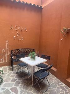 博洛尼亚A Casa di Filo的墙上的桌子和椅子