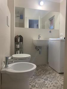 博洛尼亚A Casa di Filo的白色的浴室设有水槽和卫生间。