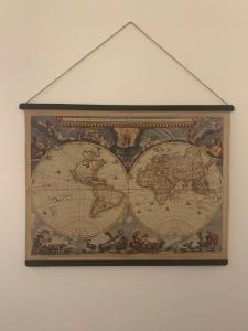 博洛尼亚A Casa di Filo的挂在墙上的世界地图
