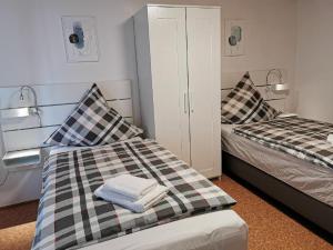 塞尔布Ferienwohnung Andalucia的一间卧室配有两张带毛巾的床