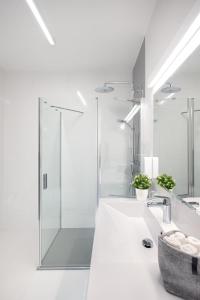 杰尔Divat Apartments - Central Smart Homes的带淋浴和盥洗盆的白色浴室